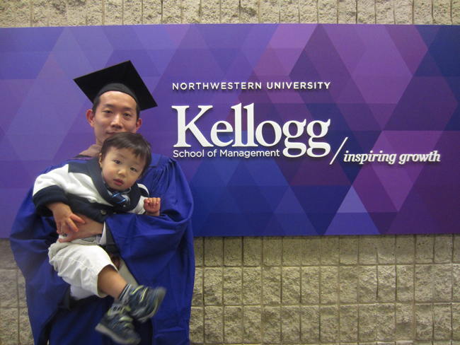 ケロッグ経営大学院の卒業式、息子さんと共に